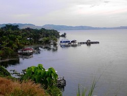 Gambaran Keindahan Danau Sentani di Jayapura