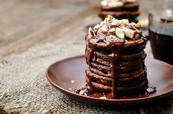 Pancake Serba Cokelat Ini Bisa Jadi Camilan Enak di Hari Libur