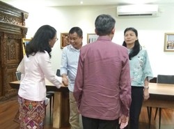 Ini Aksi Menhub Jonan Nyanyi Diapit Dua Wanita Cantik