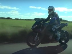 Mobil Paling Ngebut di Dunia Adu Cepat dengan Motor BMW S1000R