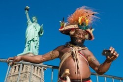 Kepala Suku Papua Nugini Ini Keliling AS Pakai Baju Adat