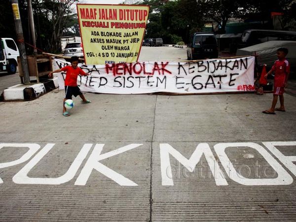 Warga Blokir Jalan ke Kawasan Industri Pulogadung