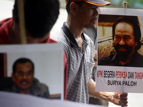 Pendemo Minta KPK Periksa Surya Paloh