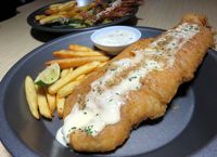 Asyiknya Makan Fish and Chips yang Renyah dan Bersaus Gurih