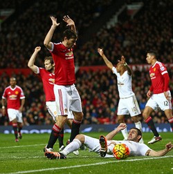 Pemain Swansea Akui Diving Lawan MU, Puji Wasit yang Memberinya Kartu