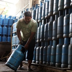 Kado Awal Tahun Jokowi, dari Tarif Listrik Hingga BBM Turun