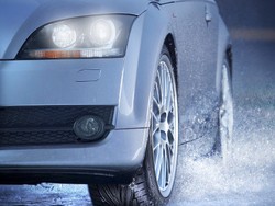 3 Etika Menyalakan Lampu Mobil di Saat Musim Hujan