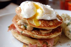 Sekali-sekali Makan Malam dengan Pancake Ber-topping Gurih