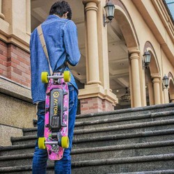 Skateboard Listrik Unik, Bisa Jalan Pakai iPhone