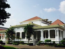 Jokowi Kumpulkan Menteri, BI, dan OJK Bahas Komite Ekonomi Syariah