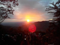 Menanti Golden Sunrise di Puncak Sikunir