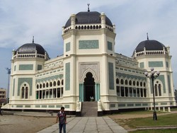 Potret Kemegahan Masjid Raya di Medan