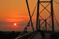 Pesona Sunset di Jembatan Barito, Kalimantan selatan