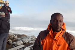 Keren! Pria Ini Telah 250 Kali Mendaki Puncak Kilimanjaro