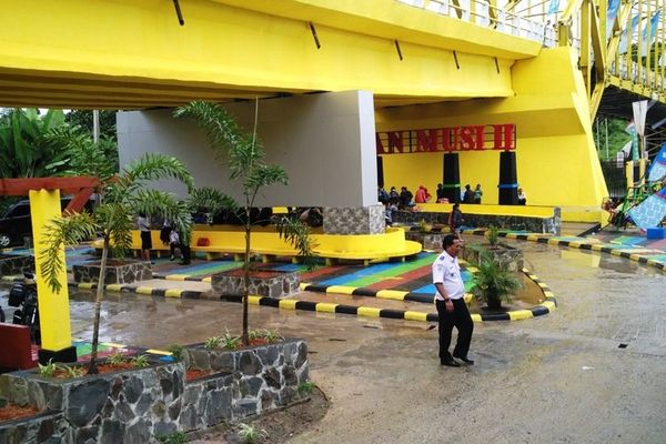 Taman Mungil di Bawah Jembatan Kuning Empat Lawang