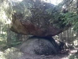 Batu Seimbang yang Konon Dibuat Raksasa di Finlandia