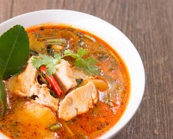 Segarkan Badan dengan Menyantap Tom Yam Ayam Siang Ini