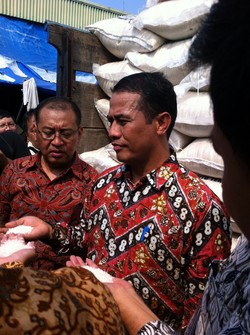 Blusukan ke Pasar Cipinang, Mentan Cek Pasokan Beras