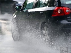 Terjebak Hydroplaning Saat Hujan? Lakukan Cara Ini