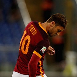 Istri Totti Isyaratkan Suaminya Pensiun Akhir Musim Ini