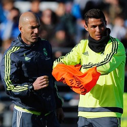 Roberto Carlos Sebut Zidane sebagai Pelatih Bergaya Guru