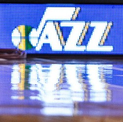 Akibat Sorotan Laser, Penggemar Jazz Dapat Hukuman 1 tahun dari NBA