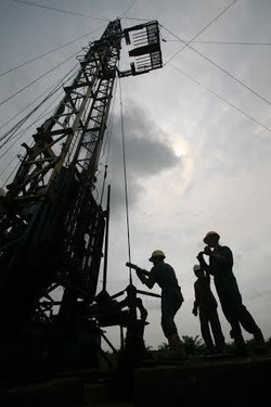 Harga Minyak Turun Tajam ke Bawah US$ 35/Barel