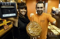 Wah, Ada Dua Buah Berlian yang Tersembunyi di Dalam Roti-Roti Ini!