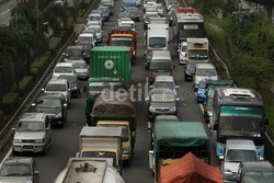Dilebarkan Sampai 4 Lajur, Tol Jakarta-Cikampek Tetap Macet
