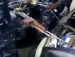 Tentara Ini Buktikan Jumper Aki Bisa Pakai Senjata AK-47