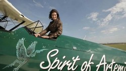 Seorang Perempuan Terbangkan Pesawat Kuno dari Inggris ke Australia