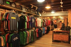 Ke Bukittinggi, Belanja Suvenir T Shirt Kapuyuak