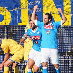 Napoli Rebut Puncak Klasemen Usai Lumat Frosinone 5-1