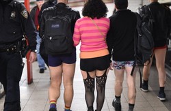 Penumpang Tak Pakai Celana, Penampakan Aneh di Subway London