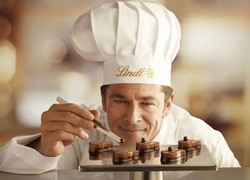 Lindt Ciptakan Replika Piala Golden Globe Awards dari Dark Chocolate