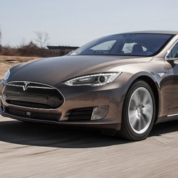 Mobil Tanpa Sopir Tesla Mengaspal di 2018