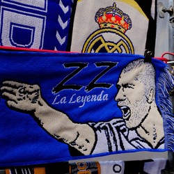 Santiago Bernabeu di Belakang Zidane
