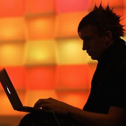 Mengeruk Nomor Ponsel dari Facebook cs