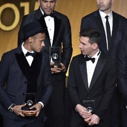 Alves: Neymar Layak Finis di Atas Ronaldo