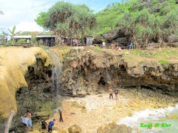 Tak Cuma Pacitan, Gunungkidul Juga Punya Pantai dengan Air Terjun