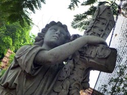 Patung Berwajah Sendu di Museum Taman Prasasti