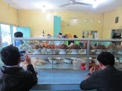 Warung Nasi Serderhana yang Kini Jadi Andalan Pengisi Perut Banyak Orang