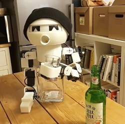 Robot Pemabuk Ini Bisa Tos dan Wajahnya Memerah