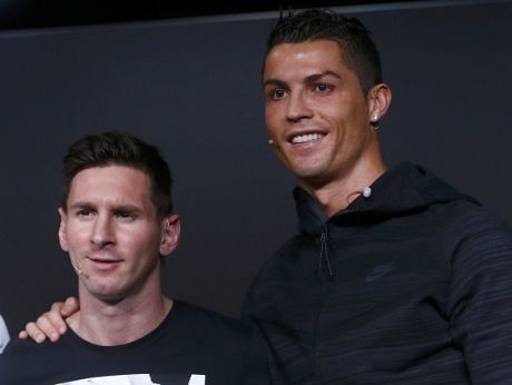  Patung  Ronaldo Dicoret coret dengan Nama  Messi