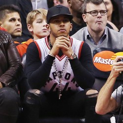 Mercedes Tak Keberatan dengan Gaya Hidup Bintang Rock Hamilton