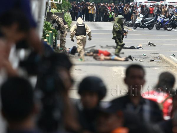 Korban Ledakan di Pospol Sarinah Dievakuasi