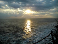 Sunset yang Indah di Tanah Lot, Bali
