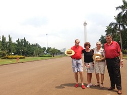 Turis yang Tetap Santai Liburan di Monas
