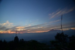 Menanti Pagi di Kaki Gunung Salak