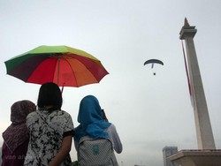 Saat Paralayang Bertebaran di Langit Monas